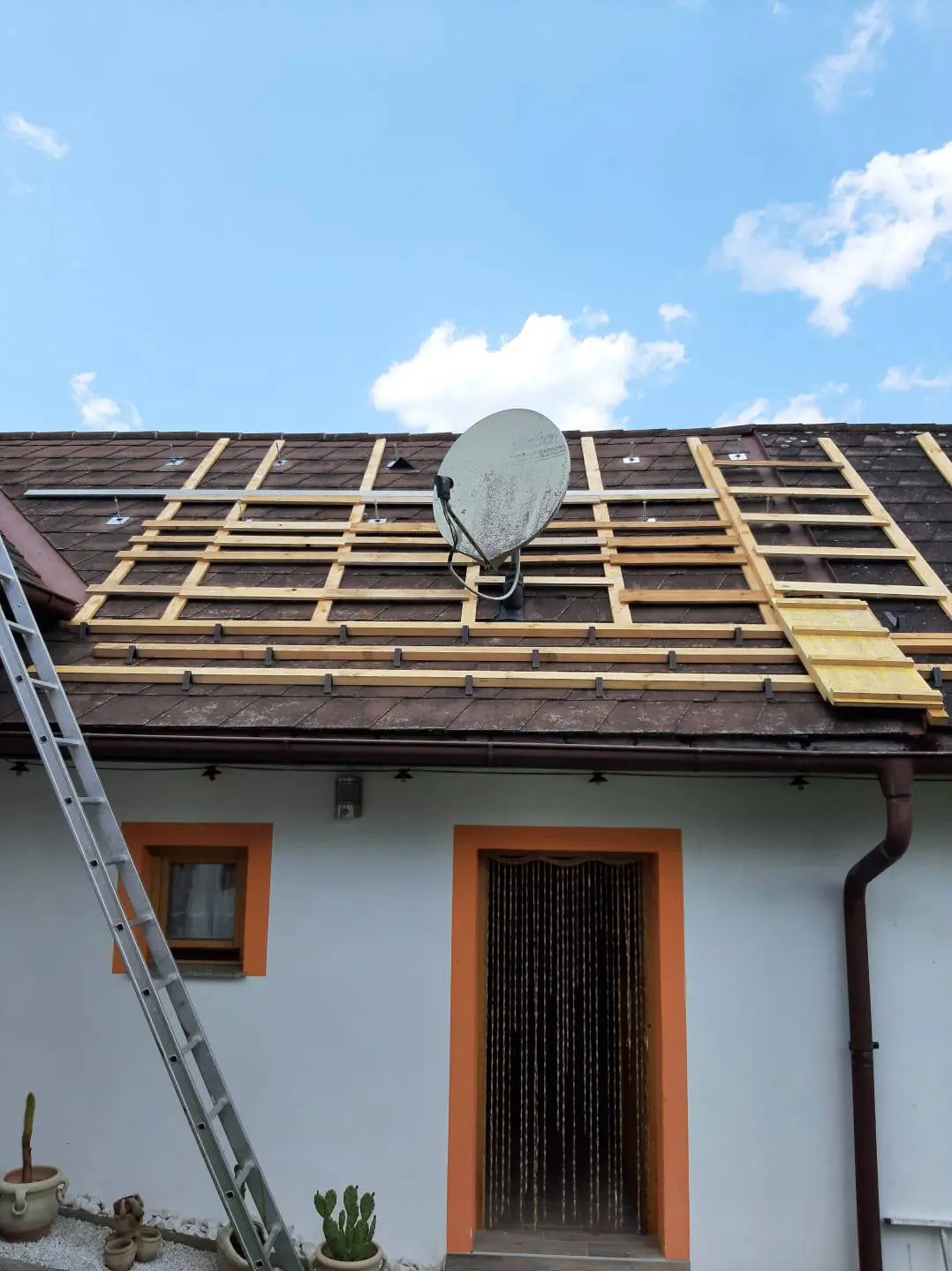 18.06.2023 - Selbstmontage der PV-Module beginnt - ein Holzgerüst hilft dabei