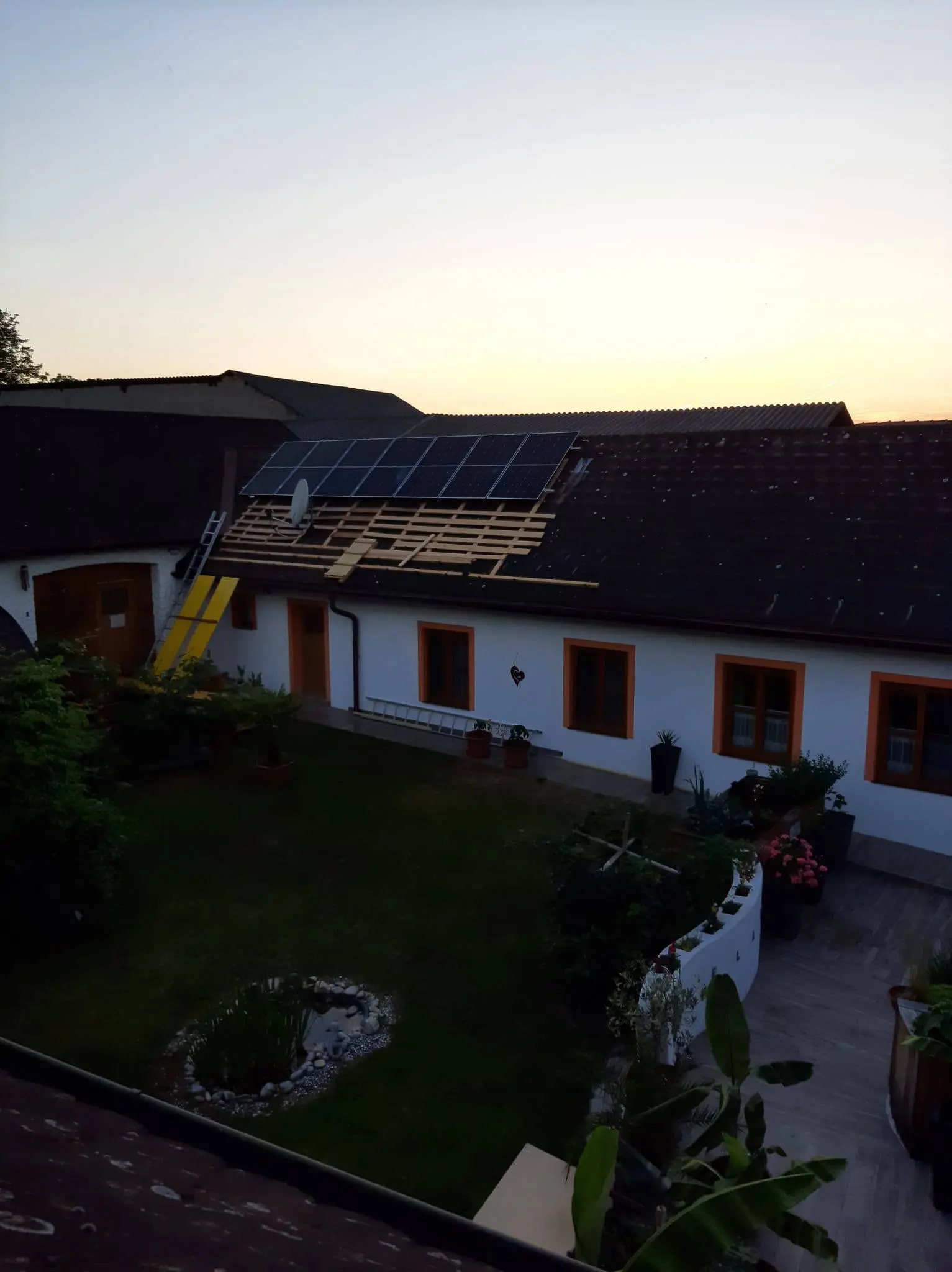 29.06.2023 - die obere Reihe PV-Module ist fertig montiert