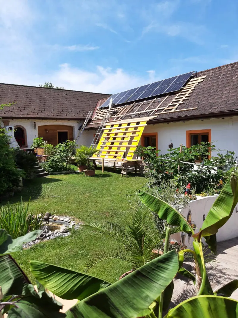 08.07.2023 - Selbstmontage der unteren Reihe beginnt - ein weiteres Holzgerüst hilft dabei