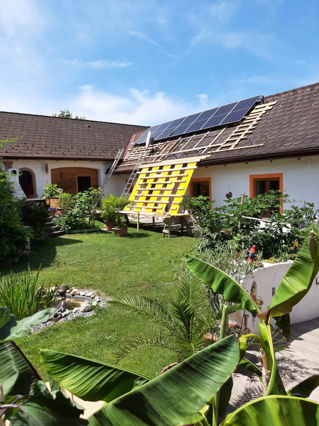 08.07.2023 - Selbstmontage der unteren Reihe beginnt - ein weiteres Holzgerüst hilft dabei