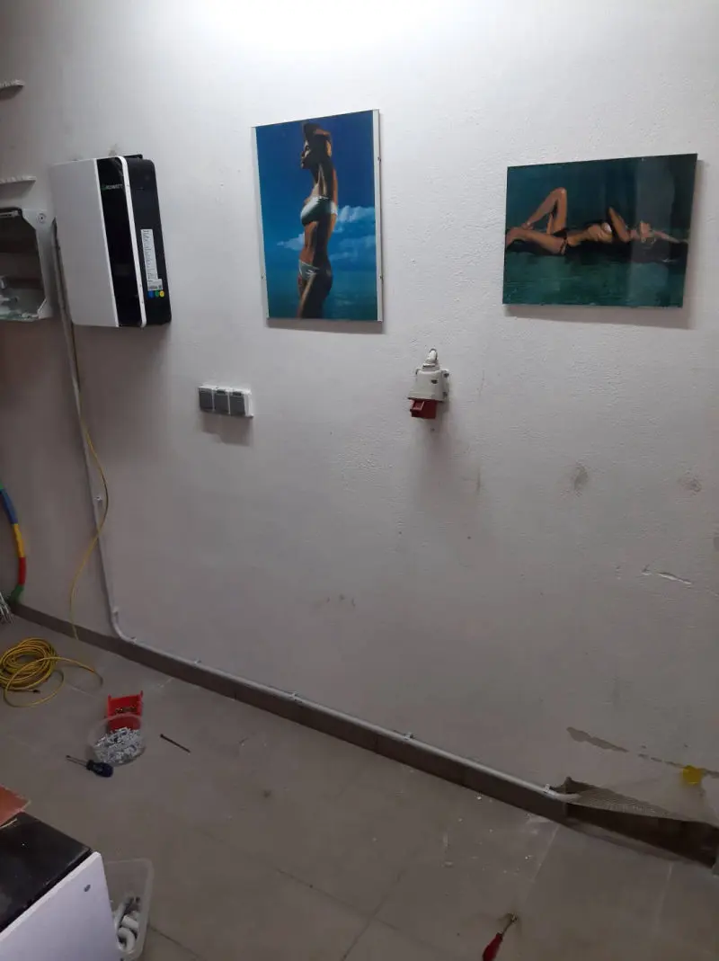 12.07.2023 - Selbstmontage Sicherungskasten und Wechselrichter beginnt